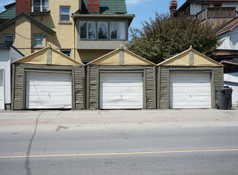 Hauteur garage toit plat : combien de mètres prévoir ?