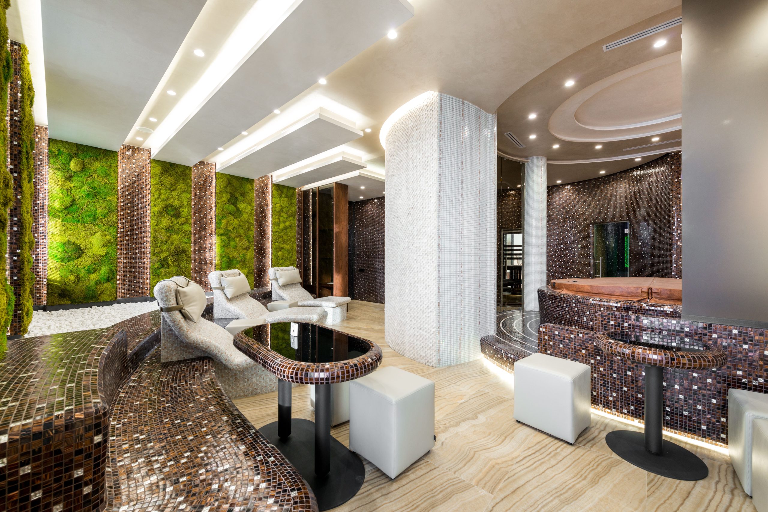 Centre spa luxueux avec chaises chauffantes et plantes