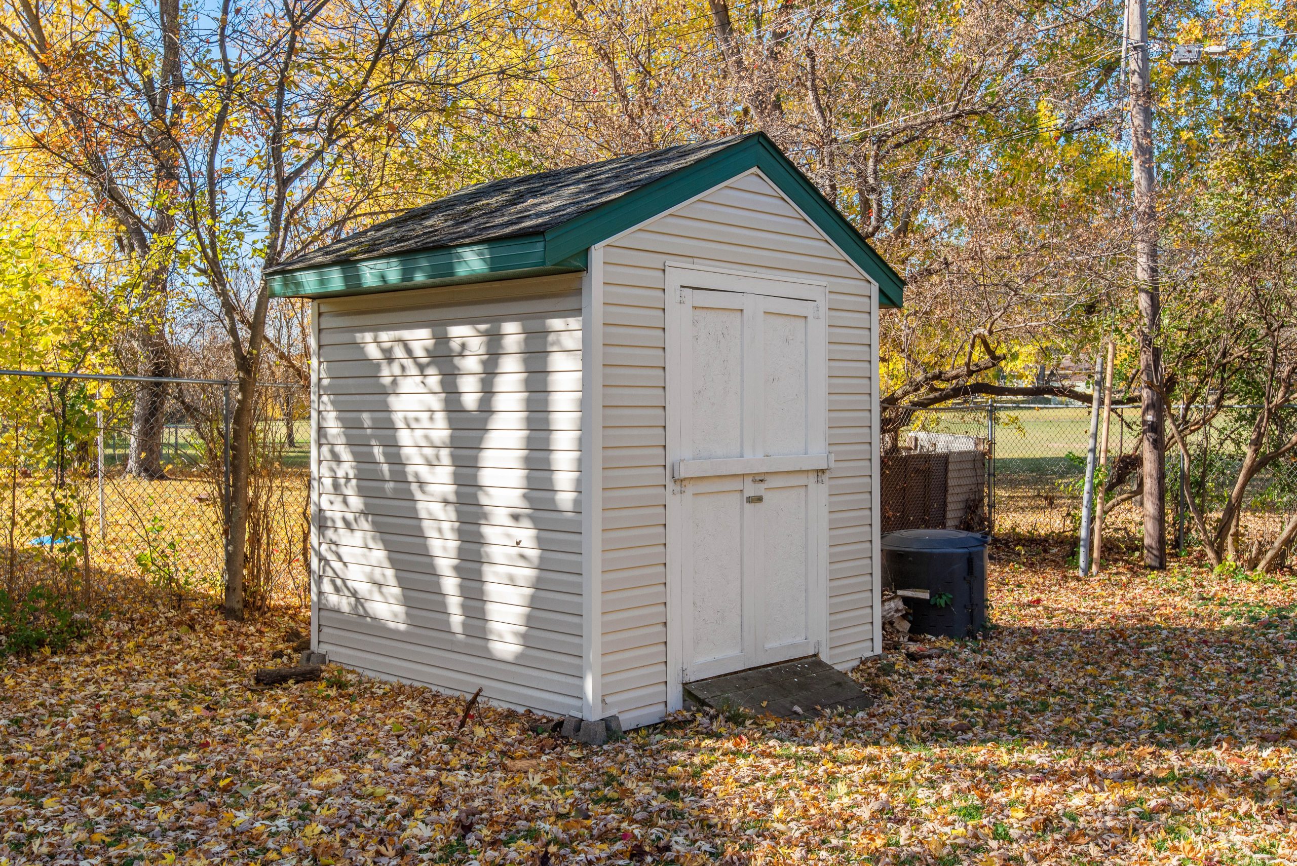 Abri stockage toit plat automne feuilles