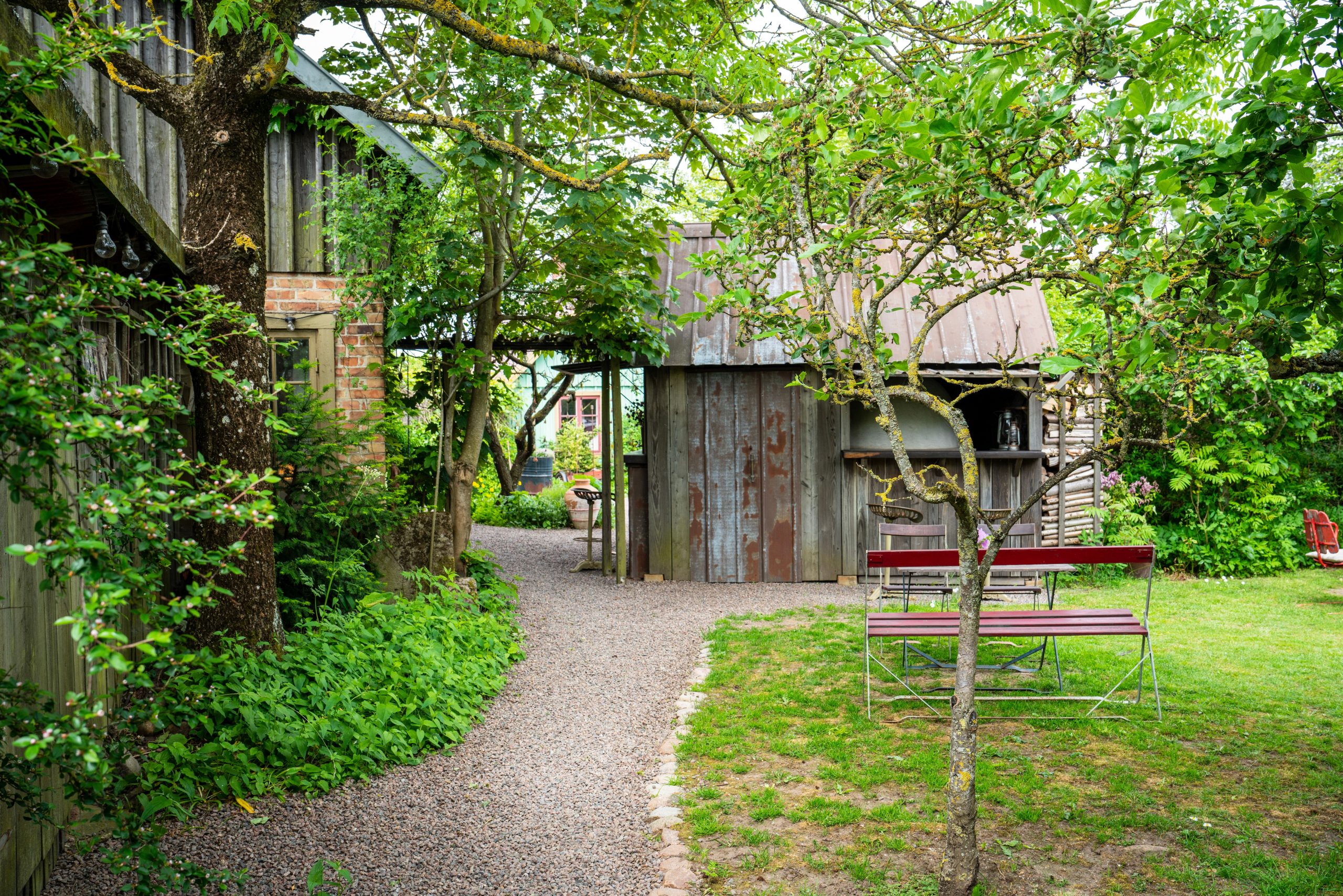 Allée de jardin avec abris bois et verdure