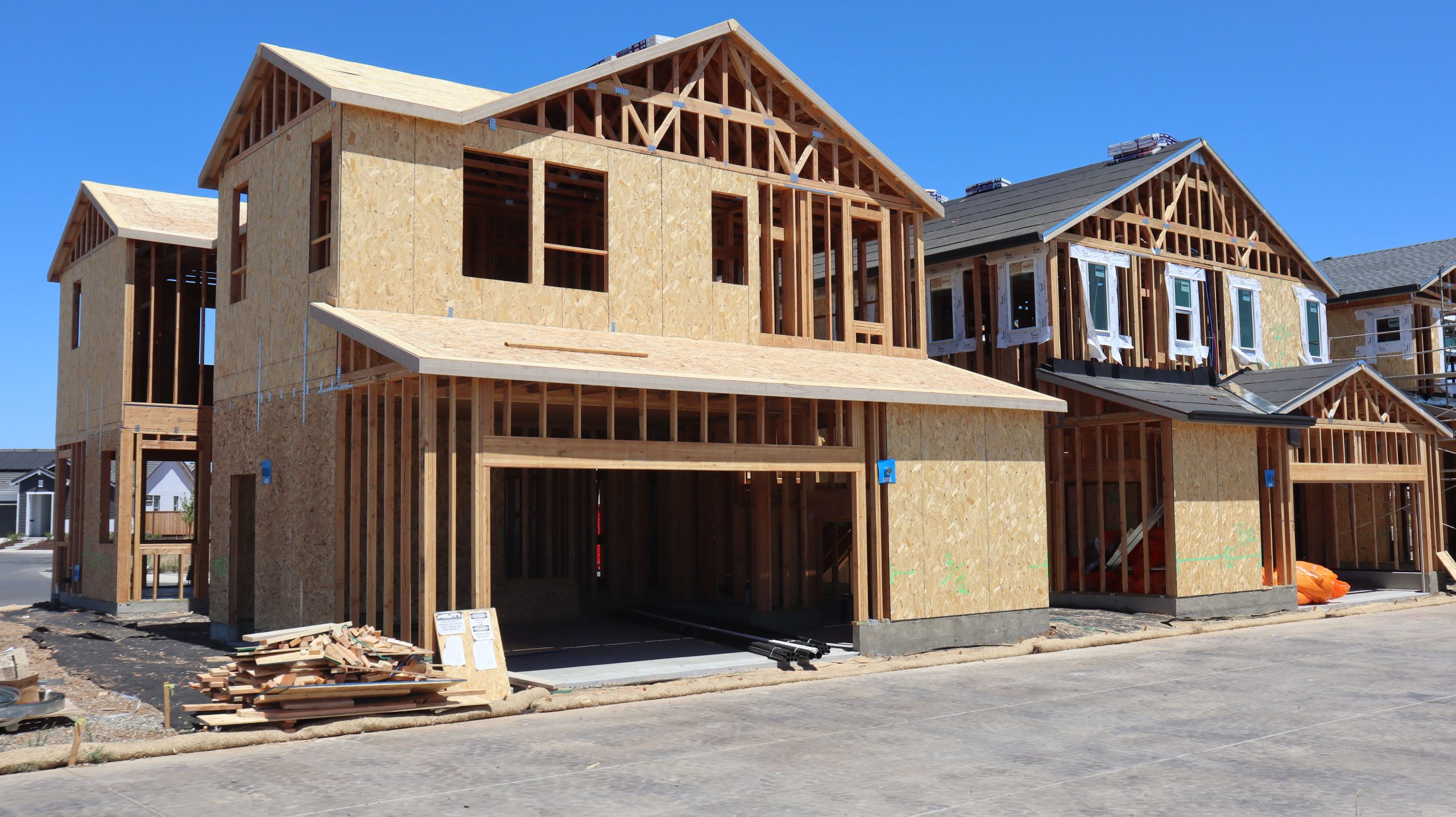 Charpente bois garage en construction moderne