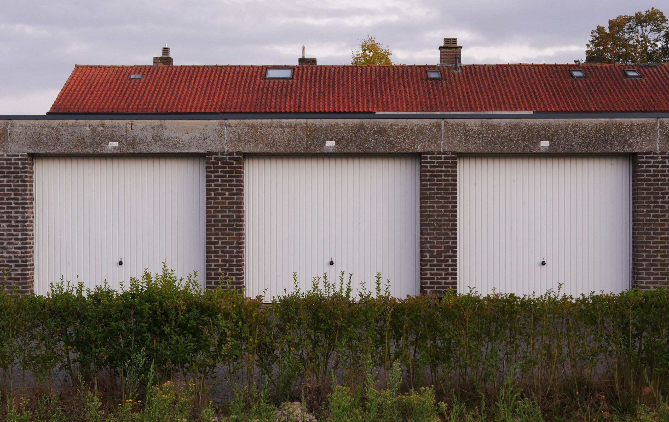 Garage brique toiture rouge environnement verdoyant