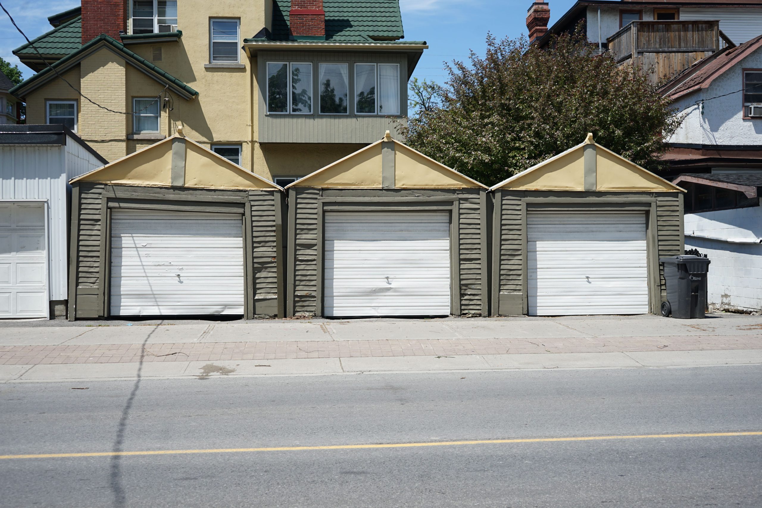 Trois garages residentiels traditionnels ensoleilles