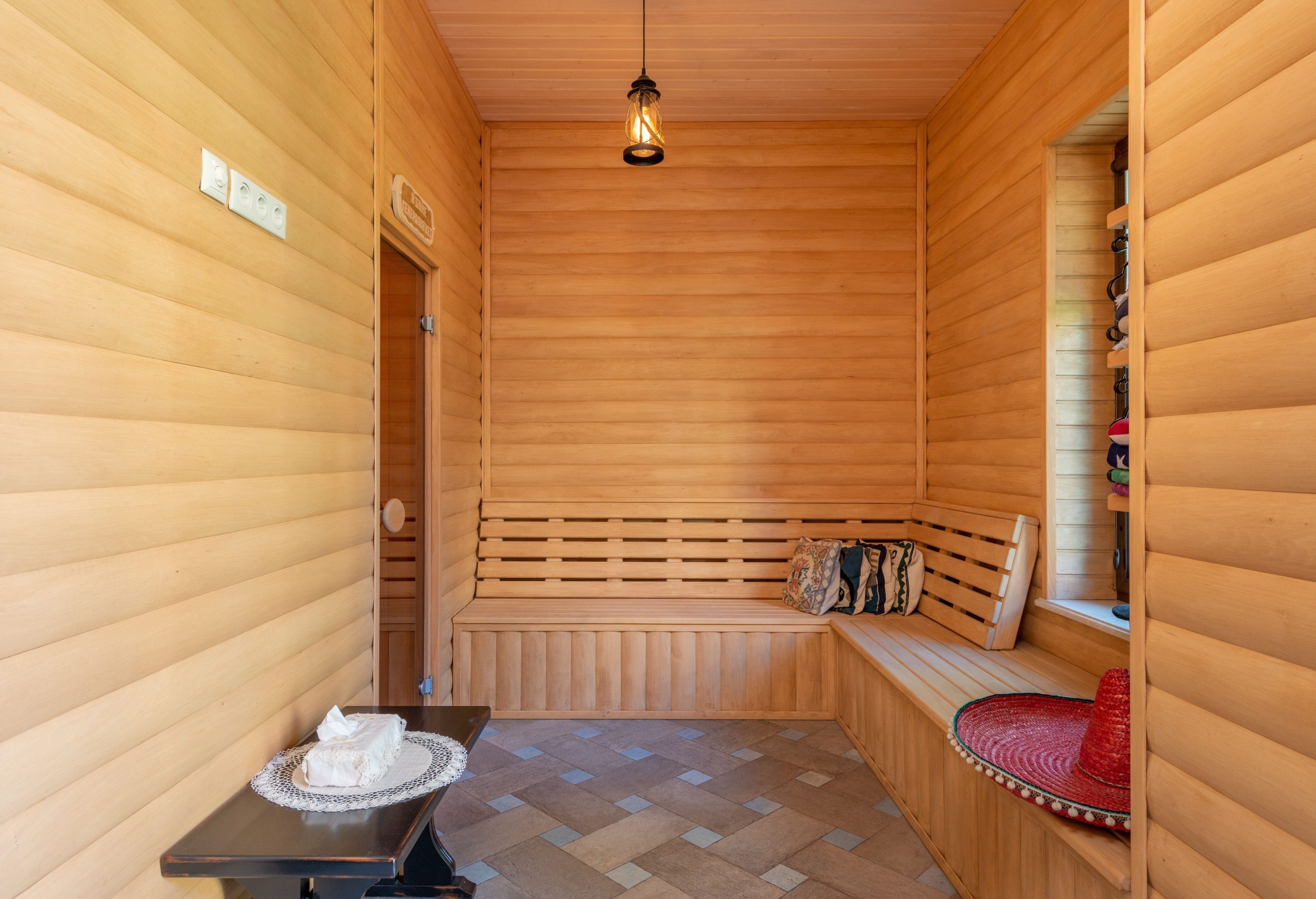 Sauna bois accueillant avec sièges décoration