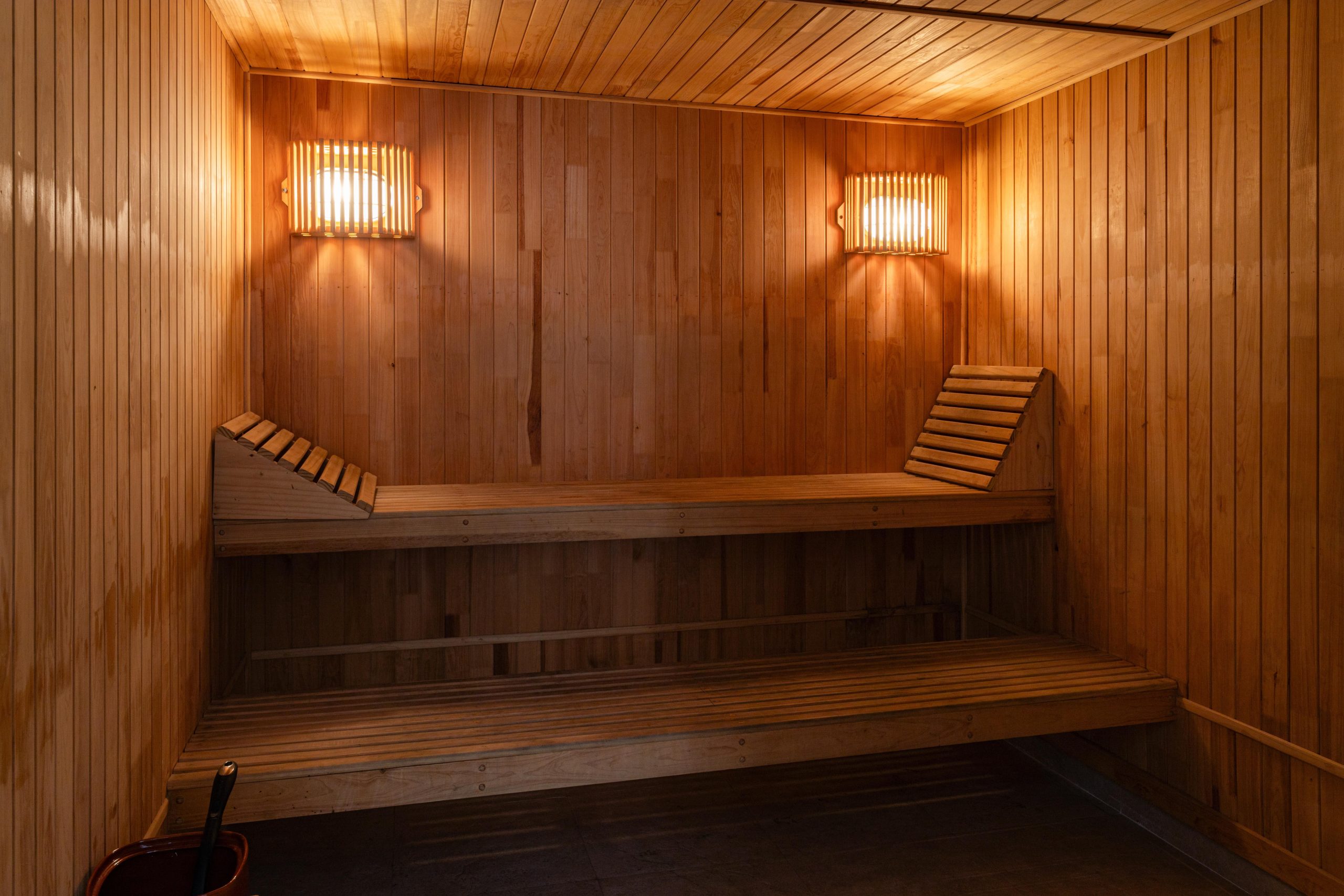 Sauna bois avec éclairage doux et ambiance relaxante