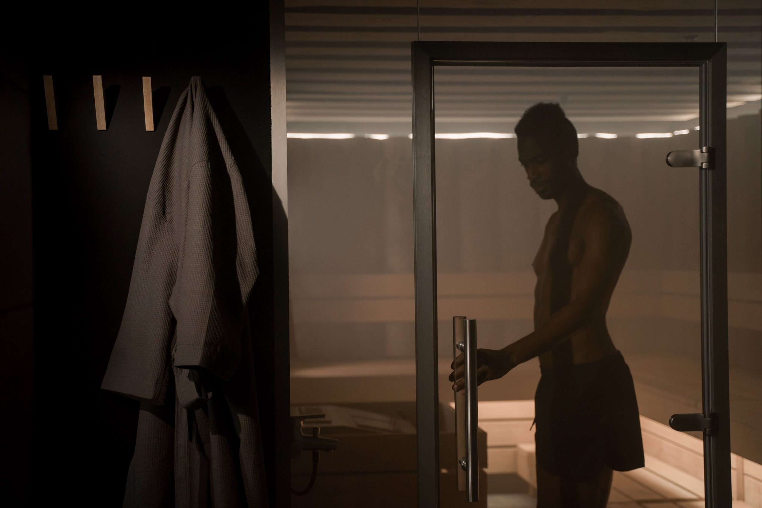 Silhouette homme entrant sauna spa serein