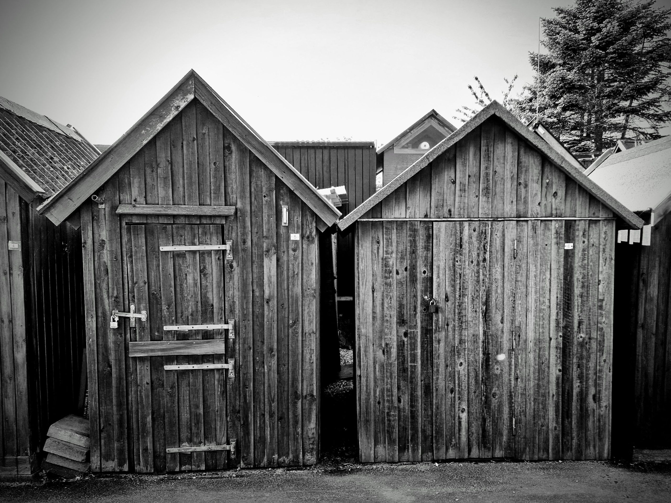 Deux abris bois rustiques noir blanc