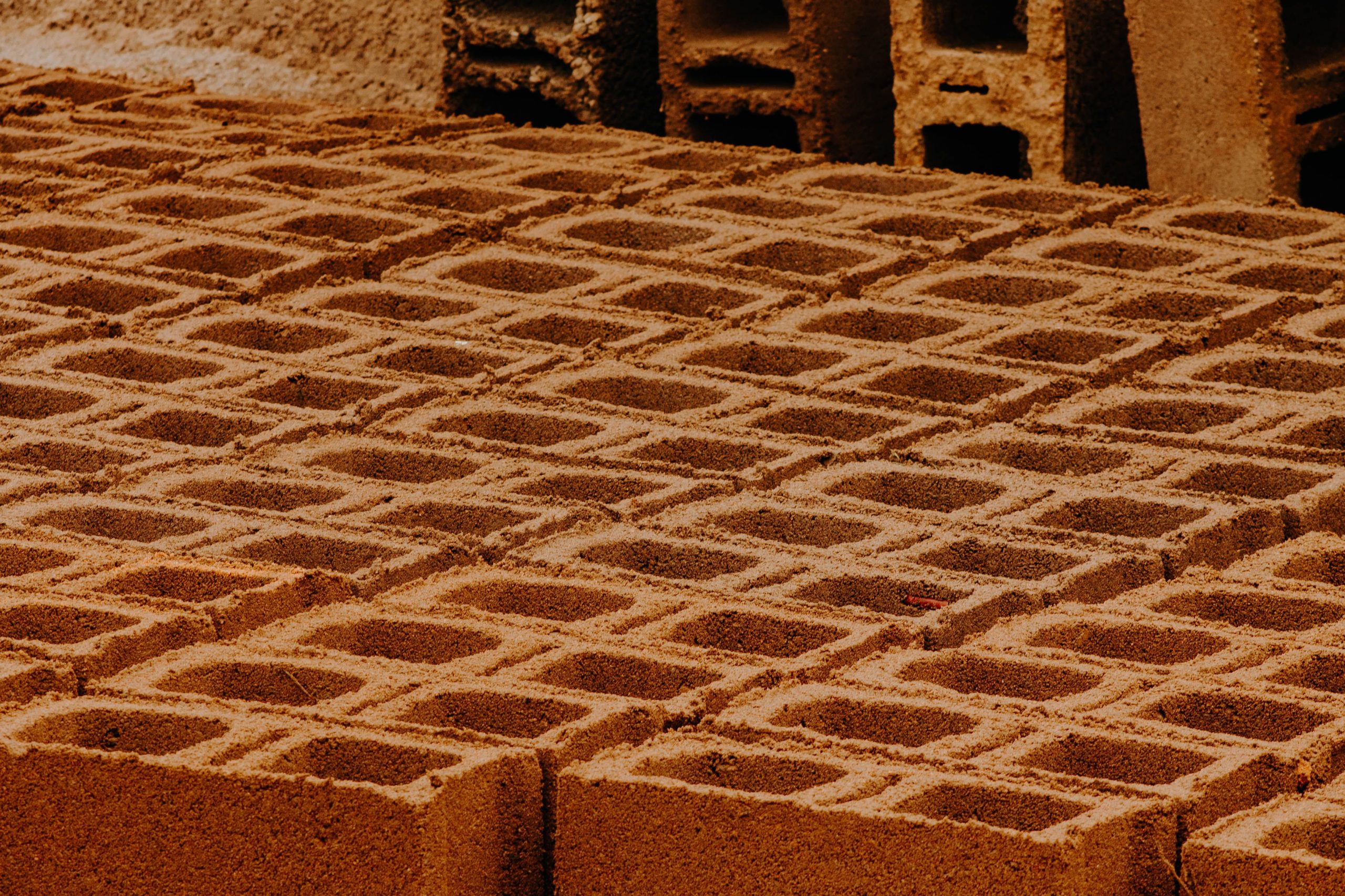 Gros plan sur blocs de béton structurés en construction