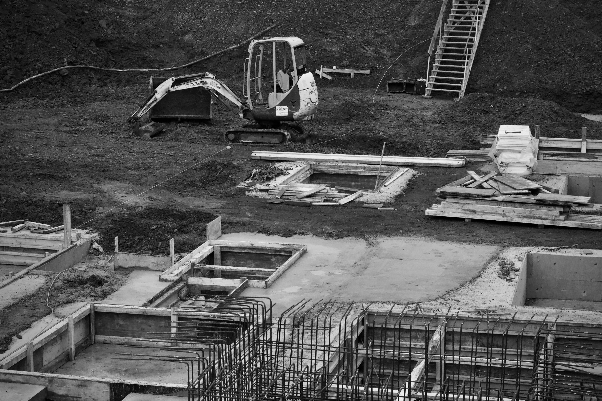 Fondations en béton et armatures métalliques sur chantier