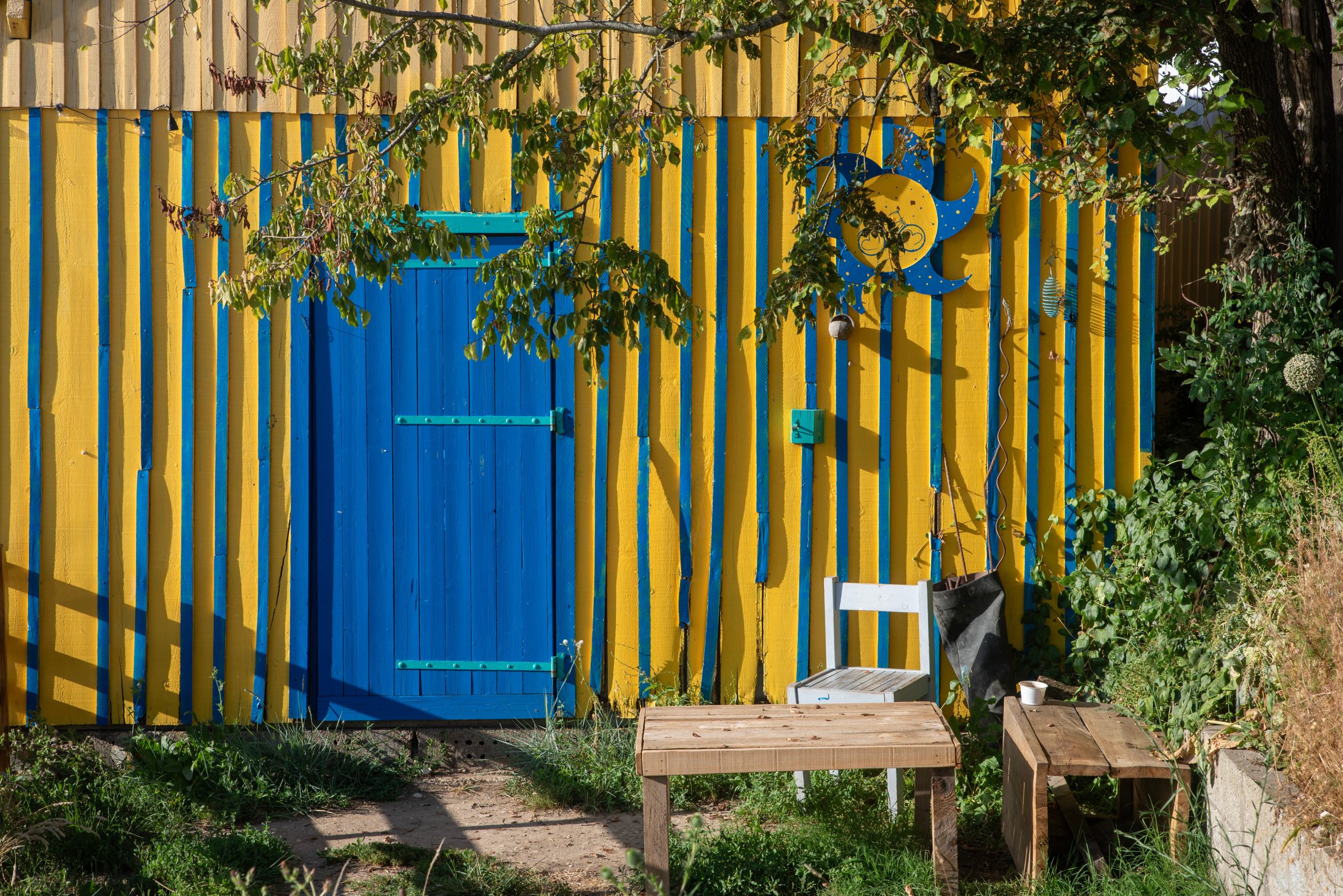 Abri coloré avec porte bleue et coin salon