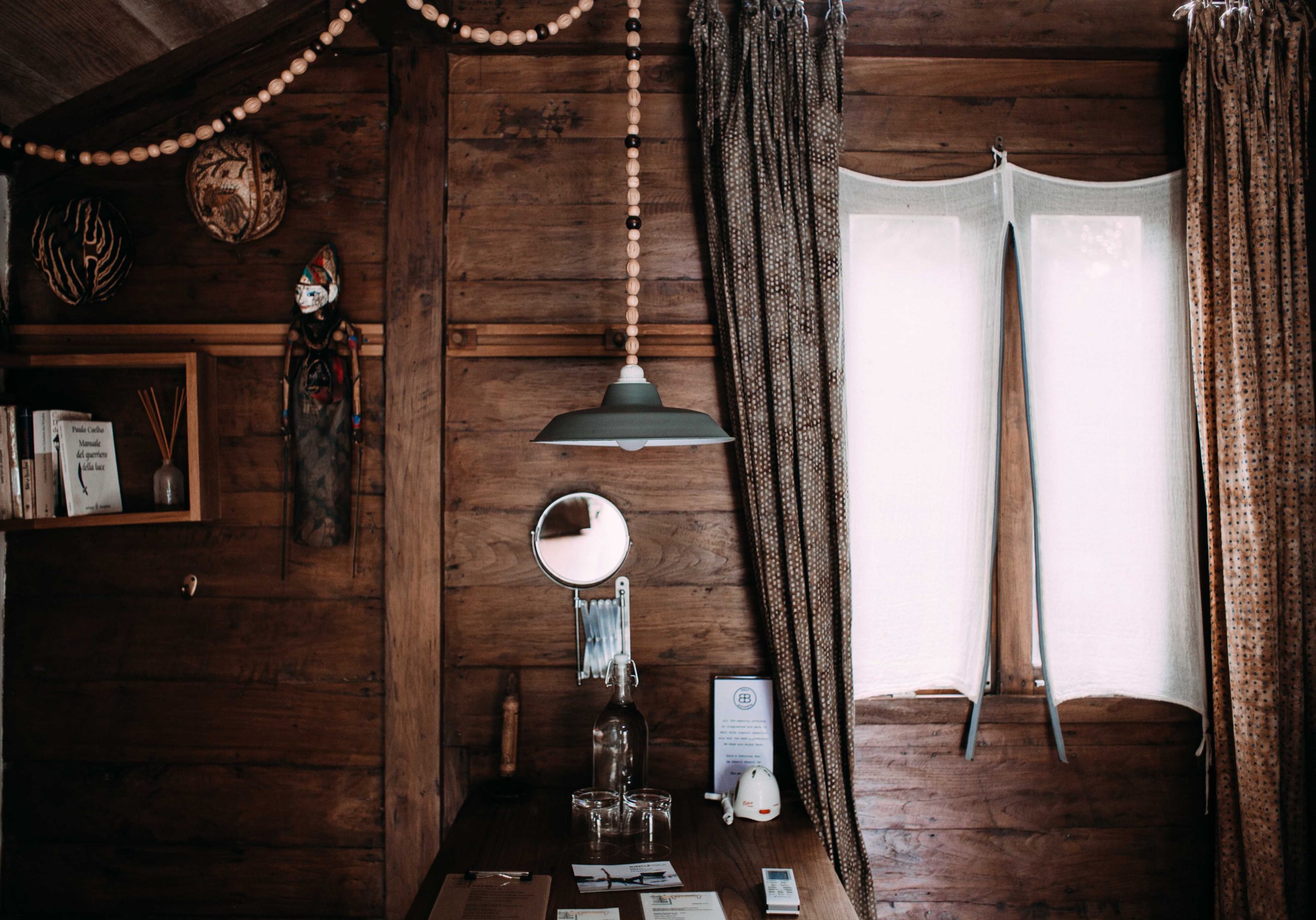 Intérieur rustique avec bureau et mobilier en bois
