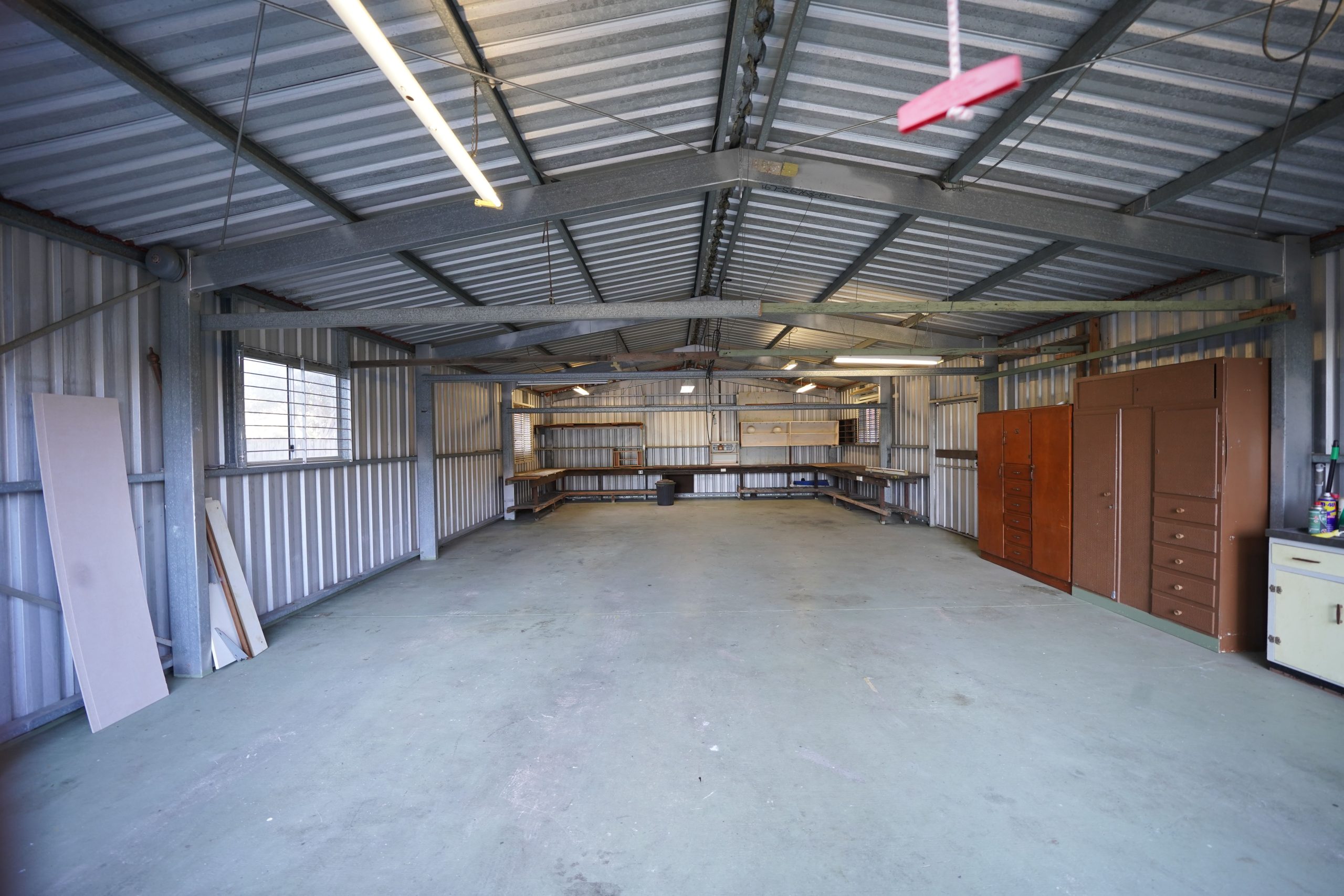 Garage métallique vide prêt à être aménagé