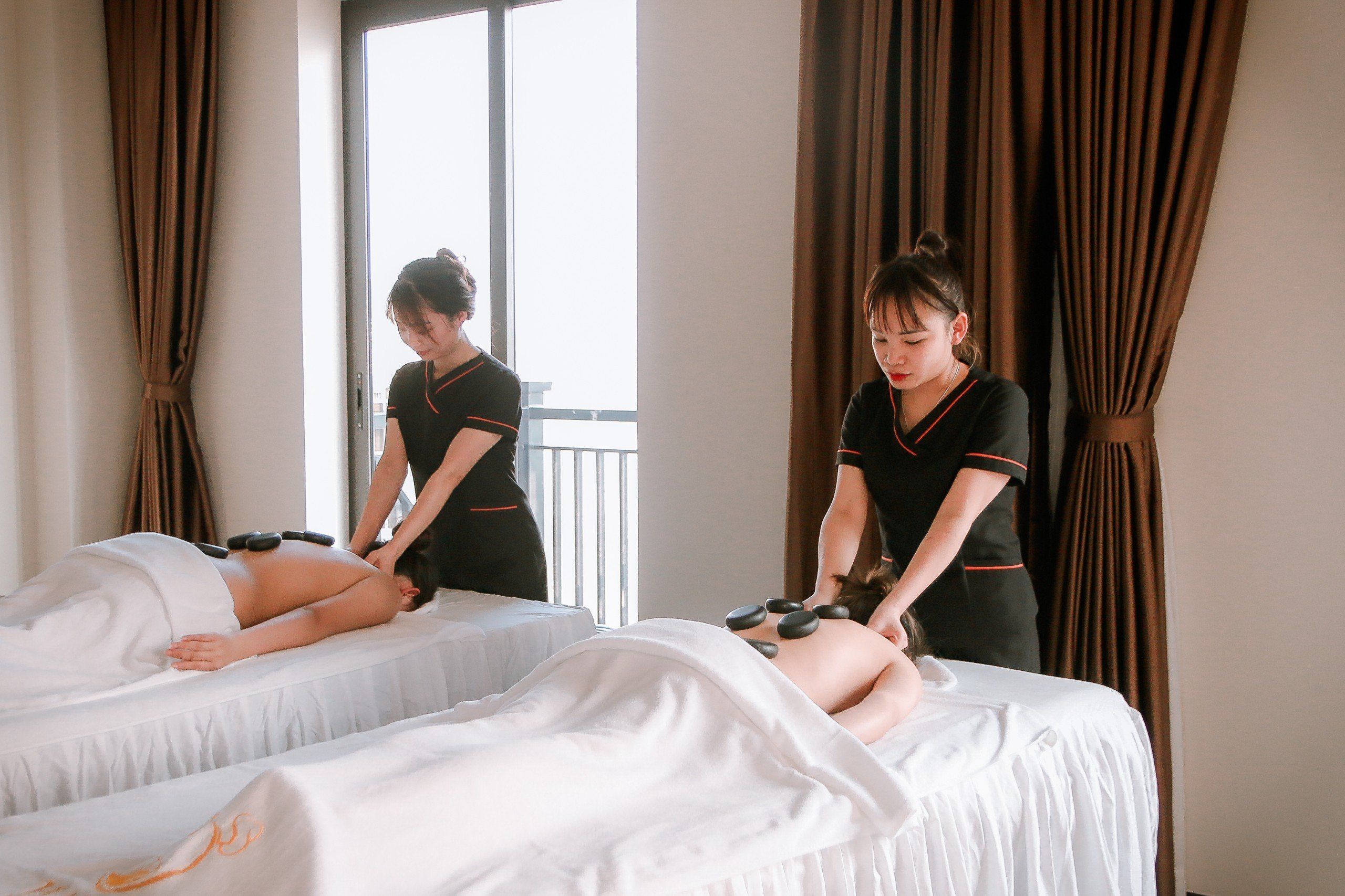 Femme spa massage pierres chaudes relaxation