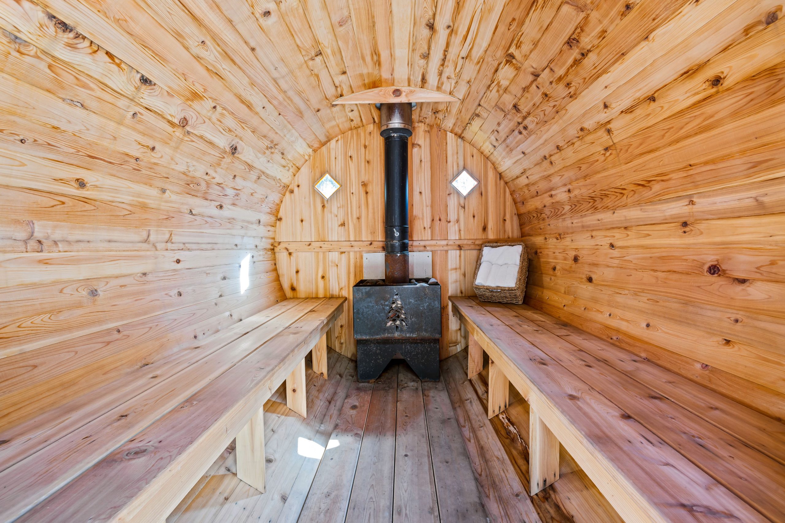 Intérieur chaleureux d'un sauna avec poêle