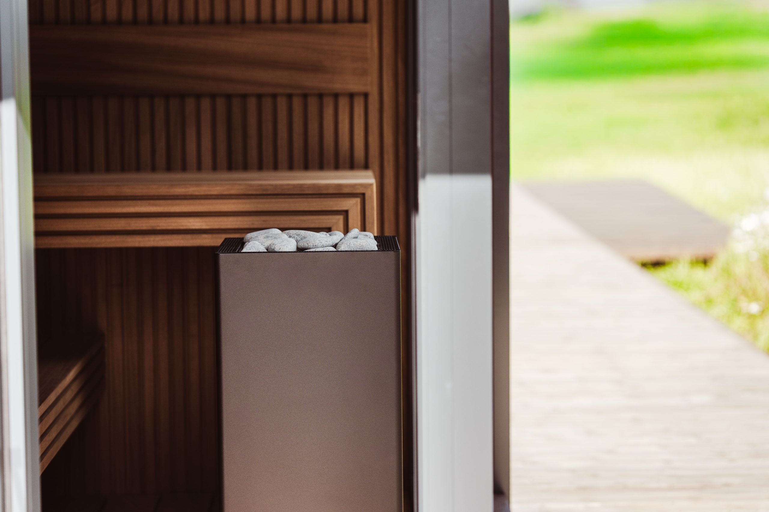 Sauna extérieur moderne avec poêle électrique